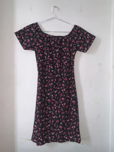 Vestido preto estampado curto com manguinha 