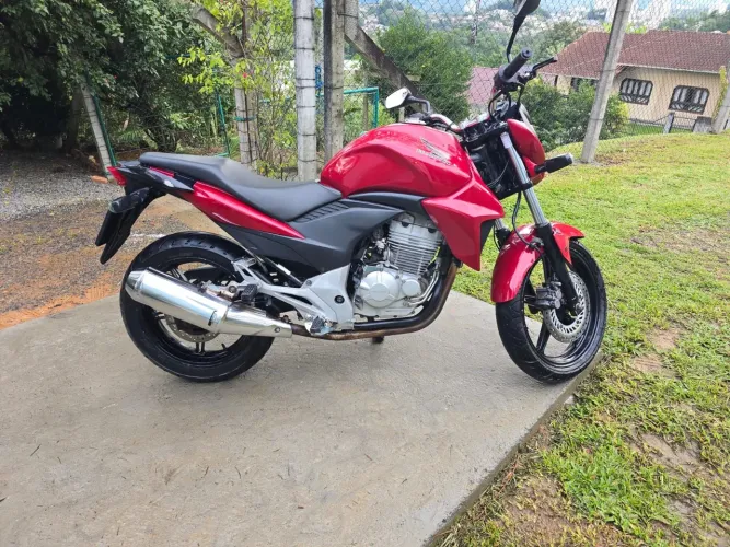Moto CB 300