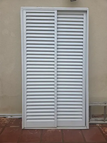 Vende-se essa porta de três folhas de alumínio 2,10 de altura por 1,20 de largura