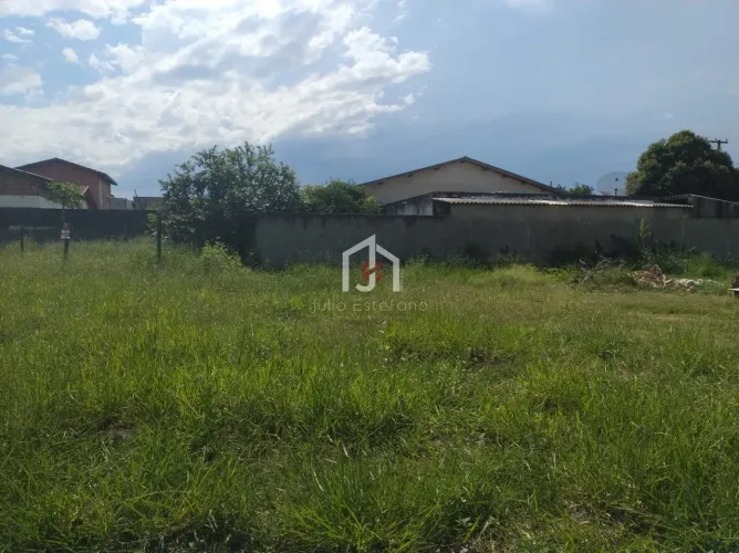 Terreno plano com área de 421,35m² no bairro Azeredo em Pindamonhangaba.