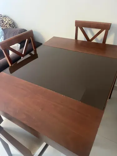 Mesa de madeira com 4 cadeiras