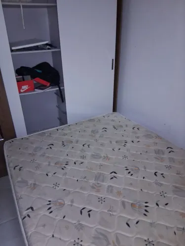 Cama casal e estante de vidro