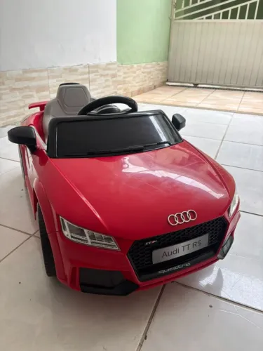 Carrinho elétrico infantil audi TT RS vermelho