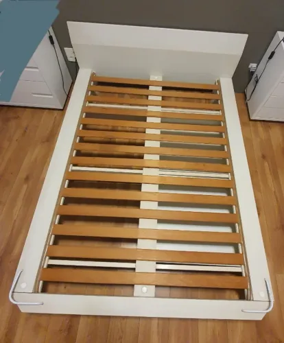 Cama de casal em madeira branca