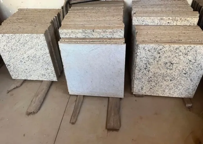 Piso e rodapé de granito Amarelo Icarai