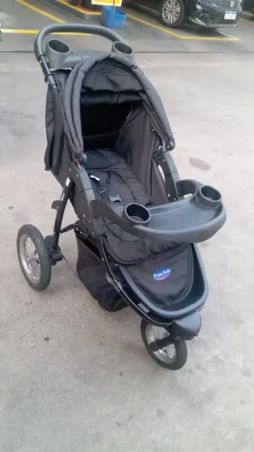Carrinho de bebê com encaixe para bebê conforto