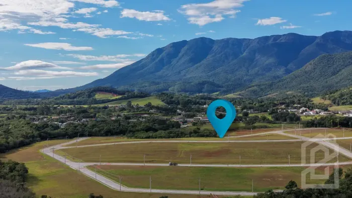 Lote alto e com vista aberta medindo 868,64m² no Condomínio Villa da Imperatriz em Santo A