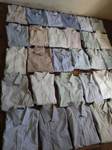 Lote com 30 camisas masculinas.50 reais 