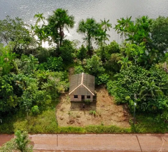 Terreno com casa na beira do rio