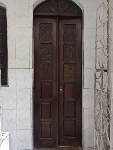 Porta e seteira de madeira