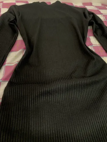 Vestido preto curto e manga longa