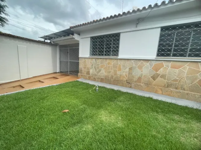 CASA NO SETOR CENTRAL | 422 M2 DE TERRENO | 5 VAGAS | 2 QUARTOS COM SUITE