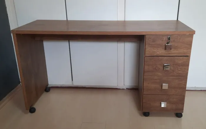 Escrivaninha Mesa para computador com gavetas e chave