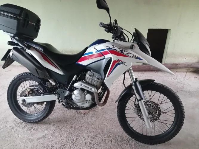 Moto XRE Capitão América raly