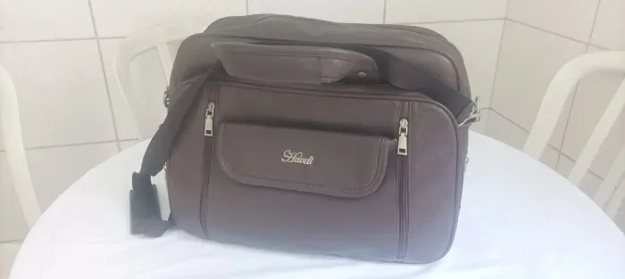 Bolsa de couro masculina elegante e prática 