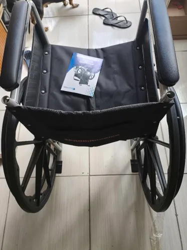Cadeira de rodas e andador para idosos.