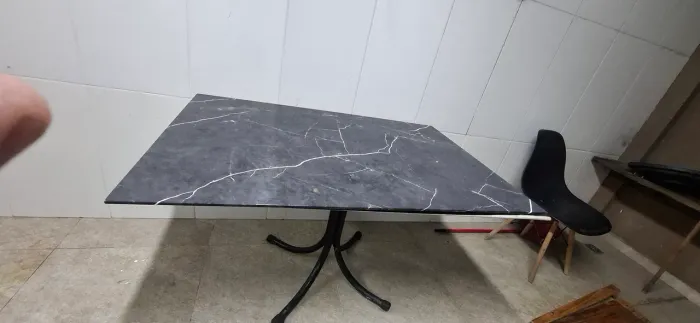 Vendo mesa de 120 x 80 , tampo de vidro com 4 cadeiras . 