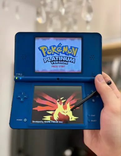 Nintendo Dsi Xl com muitos jogos como Pokémon Mario e Zelda
