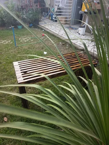 Banco ripado para jardim e varandas com verniz marítimo .