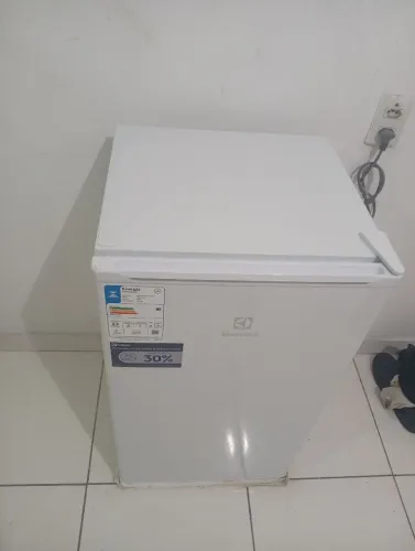 Vendo frigobar Eletrolux 90 litros, ideal para quem busca praticidade e econômica de esp