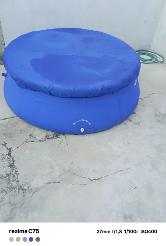 Piscina inflável de mil litros com capa e 2 bóia para vender $230 