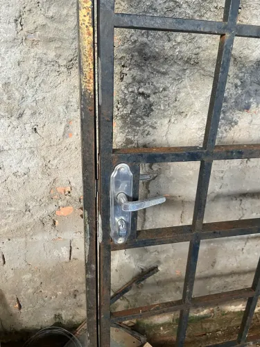Vendo uma grade de porta completa