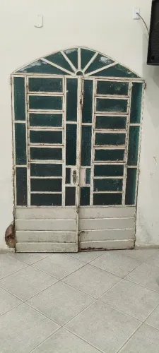 Janelas e portas de ferro com vidro