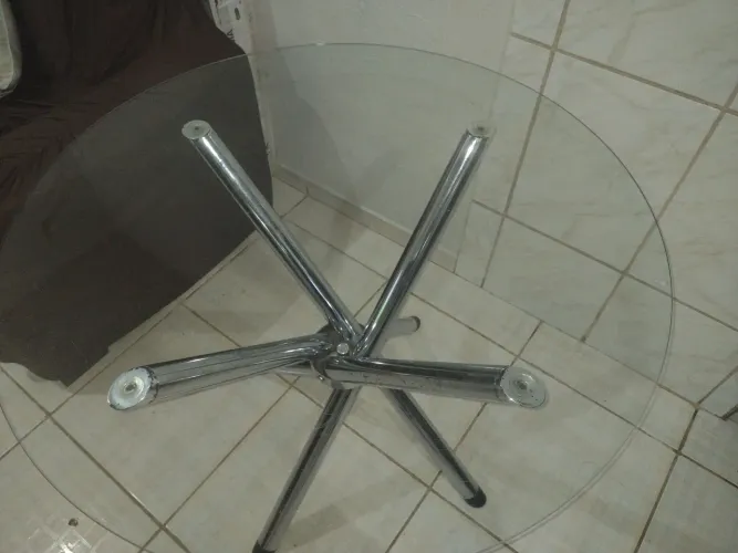 Vendo uma mesa de vidro redonda R$230,00