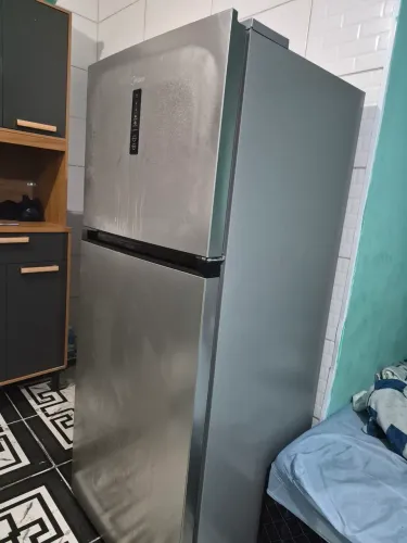 Vendo uma geladeira semi nova com apenas 7 mês