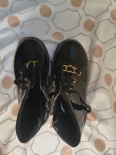 Vendo, bota infantil, numeração 27, 25 reais.