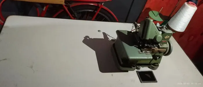 Máquina de costura overloque