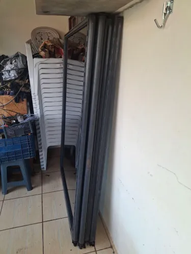 Divisórias de vidro(4), e eucatex(3), medidas: 1,20 X 1,80. R$100,00 cada.