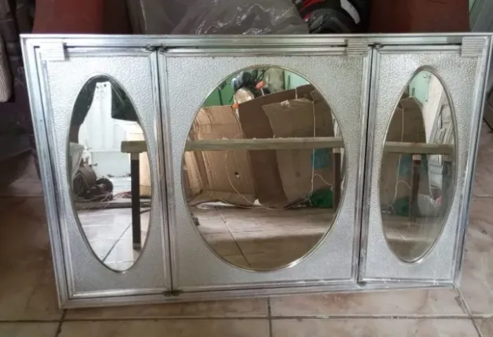 Armário para banheiro com 3 divisórias em Ótimo estado de uso.