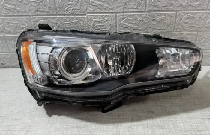 Farol direito Mitsubishi Lancer  Xenon 2013/2018 original 