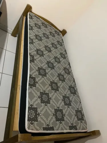 Cama e colchão de solteiro