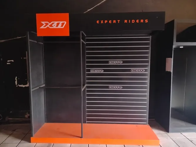 Kit Loja Pronta (Expositor + Araras + Espelho + Espaço tv32" + Luminárias) PRA SAIR RÁPIDO