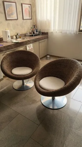 Poltronas giratórias em junco natural e pés em alumínio.