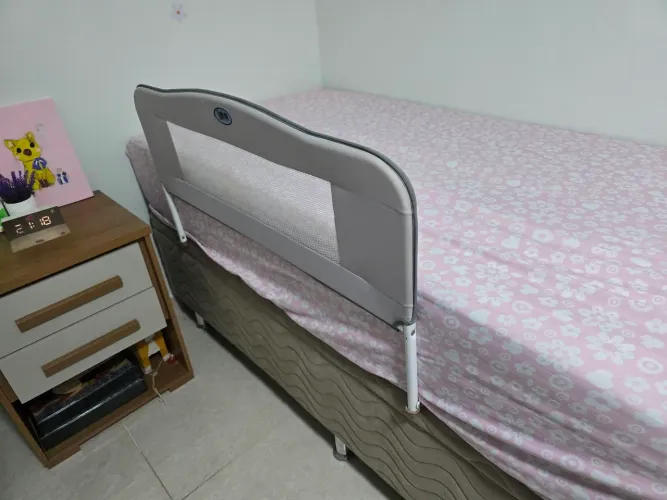 Grade de proteção de cama.
