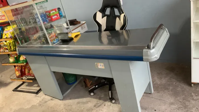 Vendo um balcão bem conservado 