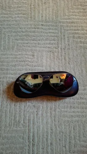 Óculos Ray-Ban Aviador com lentes metal cinza.