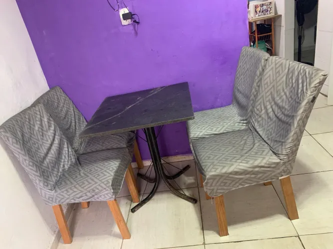 Mesa de mármore com cadeiras