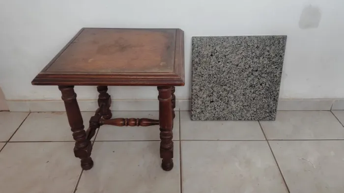 Relíquia - Mesa de apoio (antiguidade)