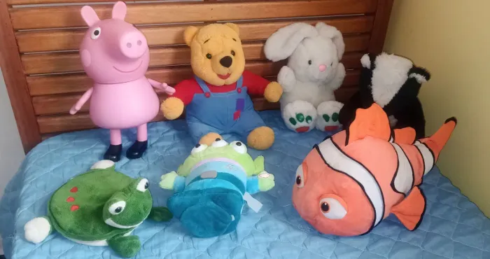 Lote de bonecas e brinquedos 