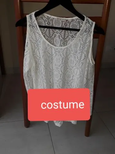 Blusa rendada da marca COSTUME