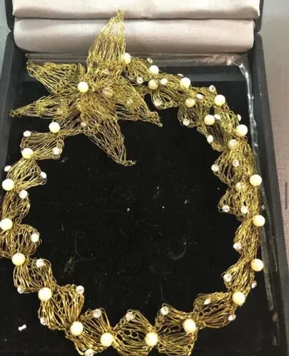 Arranjo de cabelo para debutante ou noiva dourado incluso a caixa