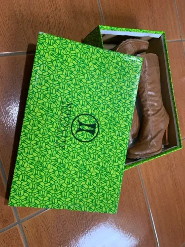 Botas de cano alto em couro marrom