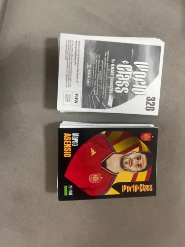 Lote com 100 figurinhas sem repetições World Class 2024.