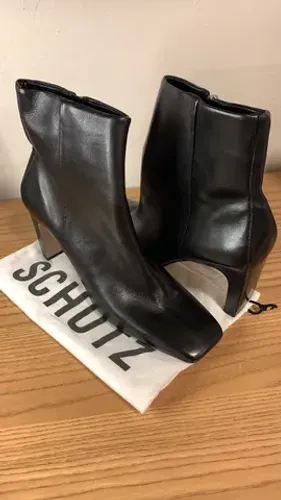 Vendo Bota Schutz NOVA 38 PREÇO BAIXOU