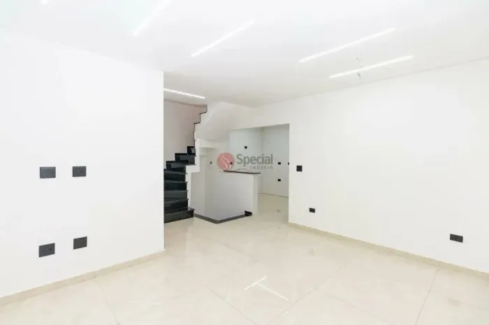 Casa de condomínio na Vila Matilde com 3 quartos, 1 suíte e 2 vagas de garagem.