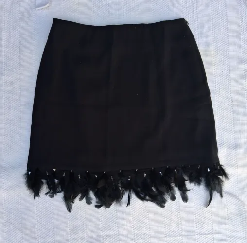 Saia preta com plumas amissima 